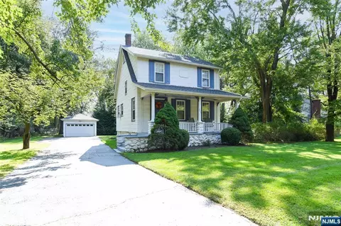 373 W Crescent Ave, Allendale, NJ 07401