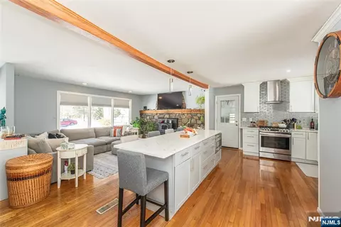 38 Fremont Ter, Oak Ridge, NJ 07438