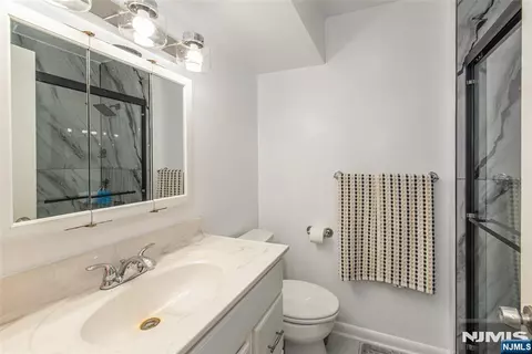 38 Fremont Ter, Oak Ridge, NJ 07438