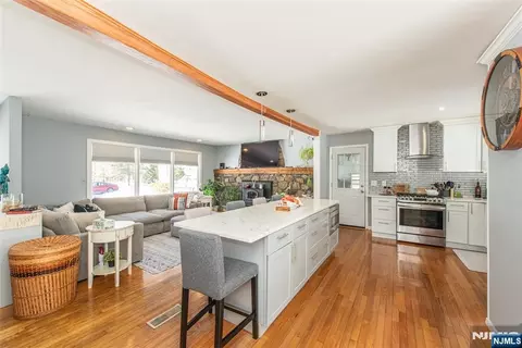 38 Fremont Ter, Oak Ridge, NJ 07438