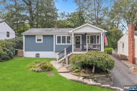 22 Bannehr St, Oakland, NJ 07436