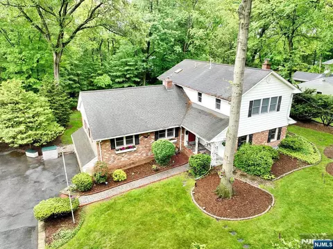 374 Annette Ct, Wyckoff, NJ 07481