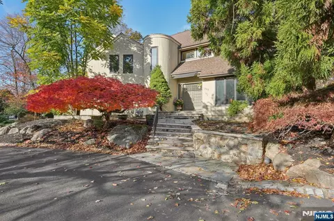 707 Horseshoe Trl, Franklin Lakes, NJ 07417