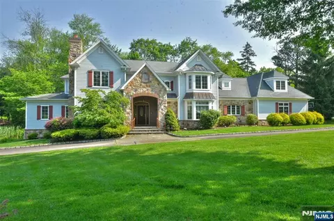 25 Stony Brook Dr, North Caldwell, NJ 07006