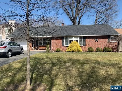 179 Clayton Ter, Paramus, NJ 07652