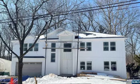 405 Valley Rd, River Edge, NJ 07661