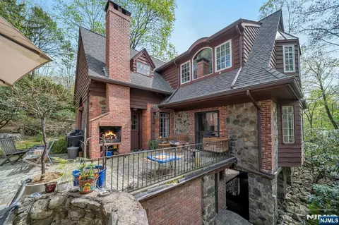 Exterior - 17 Hillside Ave, Saddle River, NJ 07458 photo 4 of 9