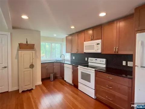Kitchen - 17 Hillside Ave, Saddle River, NJ 07458 photo 4 of 4