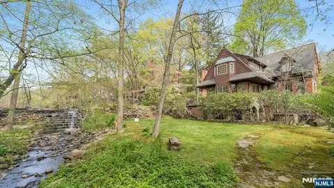 Exterior - 17 Hillside Ave, Saddle River, NJ 07458 photo 5 of 9