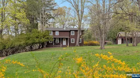 Exterior - 17 Hillside Ave, Saddle River, NJ 07458 photo 6 of 9