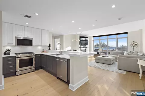 8100 River Rd #816, North Bergen, NJ 07047