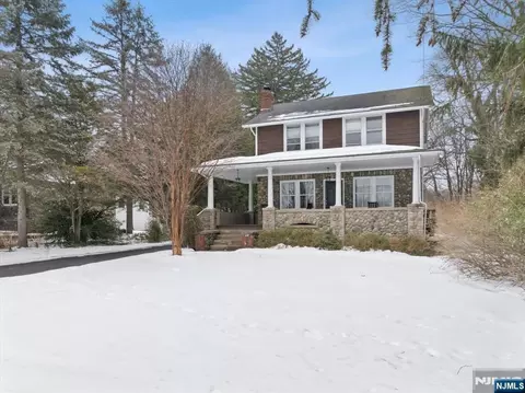 138 Chestnut Ridge Rd, Saddle River, NJ 07458