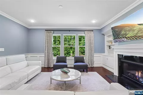10 Winfield Dr #602, Woodcliff Lake, NJ 07677