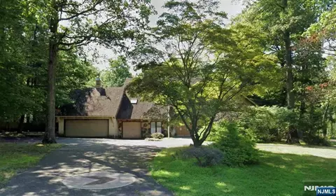 793 Iron Latch Rd, Franklin Lakes, NJ 07417