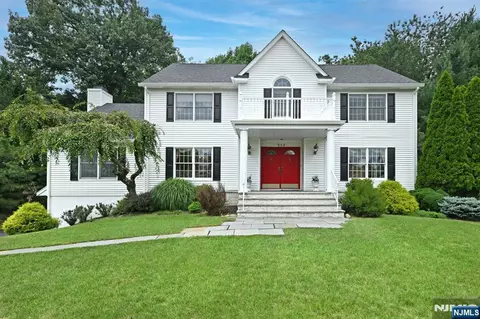 513 Lydia Ln, Wyckoff, NJ 07481