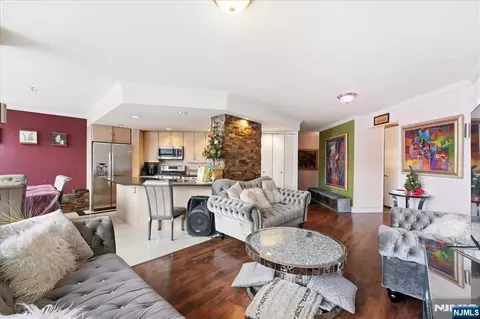 7004 Boulevard E #8C, Guttenberg, NJ 07093