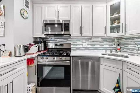 555 North Ave #6N, Fort Lee, NJ 07024
