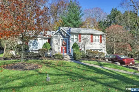 9 Lockwood Ln, Closter, NJ 07624
