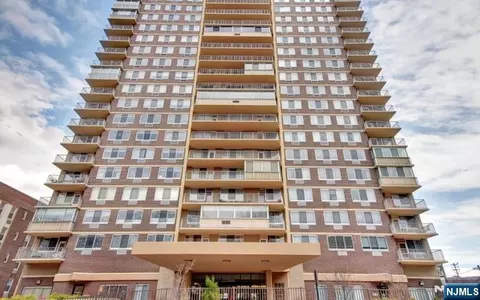 2150 Center #6F, Fort Lee, NJ 07024