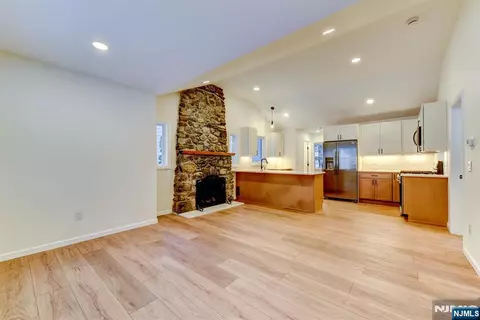 39 Old Rd, Ringwood, NJ 07456
