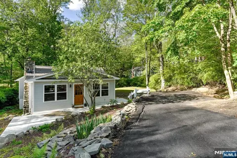39 Old Rd, Ringwood, NJ 07456