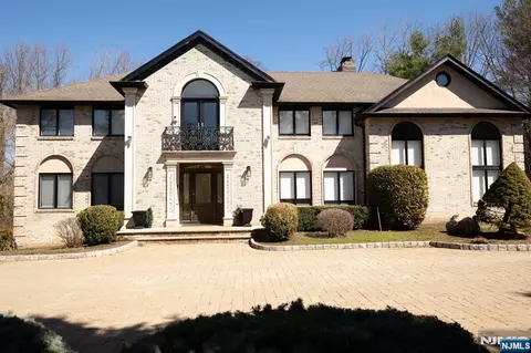 250 Truman Dr, Cresskill, NJ 07626