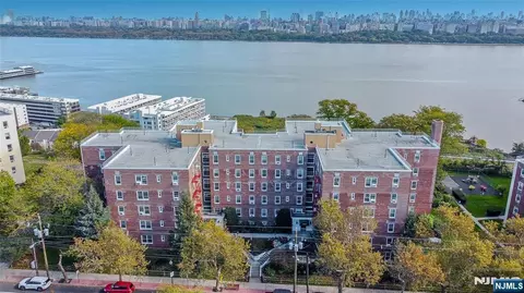 8400 Jfk Blvd E #2B, North Bergen, NJ 07047