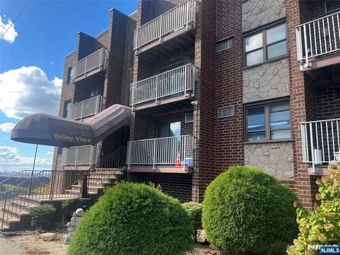 201 12th St #6, Palisades Park, NJ 07650