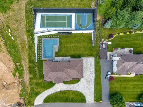 125 Hamilton Trl, Totowa, NJ 07512