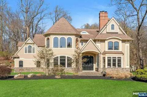 213 Stokes Farm Rd, Franklin Lakes, NJ 07417