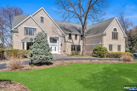 837 Apple Ridge Rd, Franklin Lakes, NJ 07417