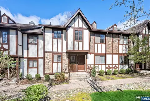 707 Thoreau Ct, Mahwah, NJ 07430