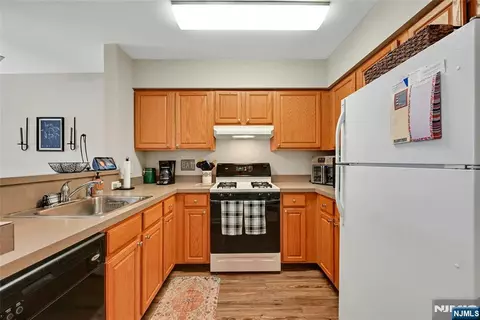 Kitchen - 189 Forest Ave #216, Paramus, NJ 07652 photo 2 of 2