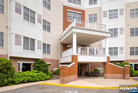 189 Forest Ave #216, Paramus, NJ 07652