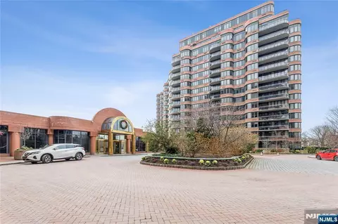 100 Carlyle Dr #9ES, Cliffside Park, NJ 07010