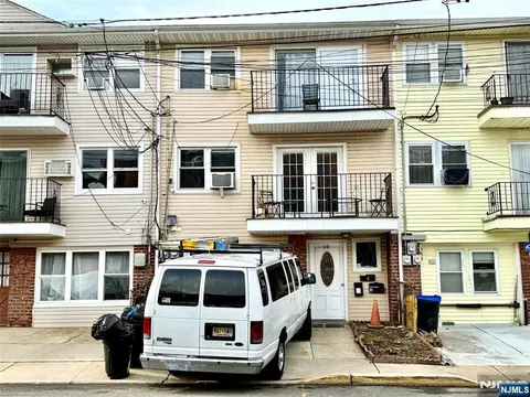 18 President St, East Newark, NJ 07029