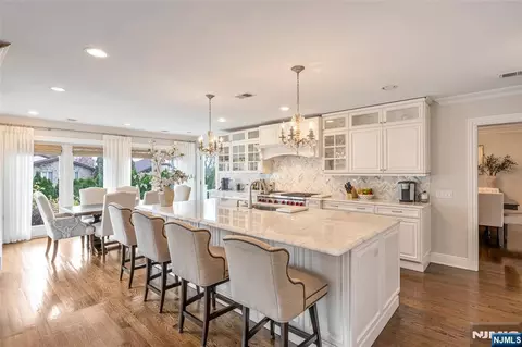 534 Brandon Pl, Cliffside Park, NJ 07010