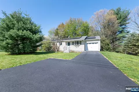 12 Mary Ann Rd, Oak Ridge, NJ 07438
