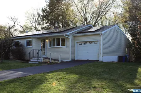12 Mary Ann Rd, Oak Ridge, NJ 07438