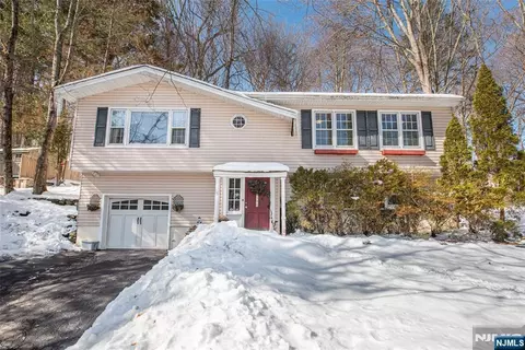 312 Cupsaw Dr, Ringwood, NJ 07456