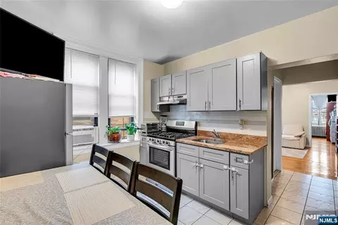 527 34th St #D2, Union City, NJ 07087