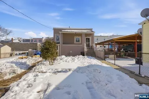 693 8th St, Newark, NJ 07107