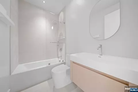 Bath - 23 Cherry Ct, Cresskill, NJ 07626 photo 2 of 4