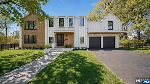23 Cherry Ct, Cresskill, NJ 07626