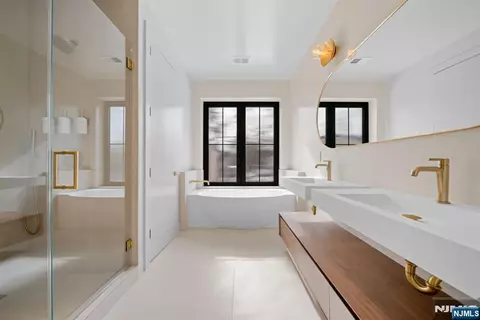 Bath - 23 Cherry Ct, Cresskill, NJ 07626 photo 4 of 4