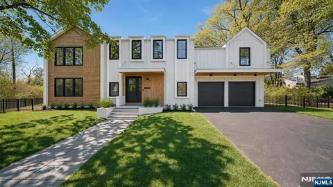 23 Cherry Ct, Cresskill, NJ 07626