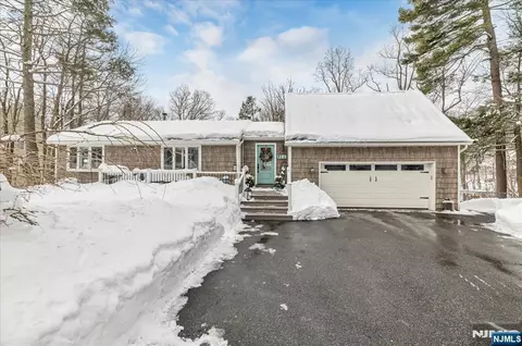 87 Fairlawn, Hewitt, NJ 07421