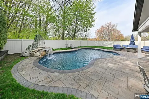 Exterior - 106 Arnot Pl, Paramus, NJ 07652 photo 3 of 7