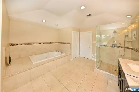 Bath - 106 Arnot Pl, Paramus, NJ 07652 photo 2 of 6