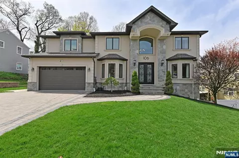 106 Arnot Pl, Paramus, NJ 07652